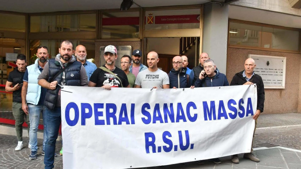 Una delle ultime proteste dei lavoratori di Sanac che l’aveva portati anche in consiglio comunale per far sentire la loro voce anche alla politica locale, vertenza che va avanti ormai da anni Una delle ultime proteste dei lavoratori di Sanac che l’aveva portati anche in consiglio comunale per far sentire la loro voce anche alla politica locale, vertenza che va avanti ormai da anni