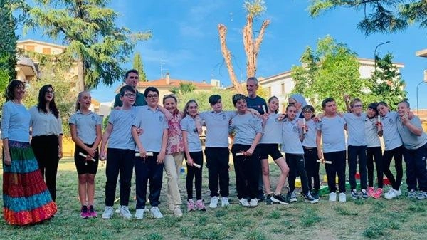 Foto di gruppo per gli alunni della classe 5 A della scuola Sant’Anna gestita da suor Gabriella e diretta da Roberto Gerali Foto di gruppo per gli alunni della classe 5 A della scuola Sant’Anna gestita da suor Gabriella e diretta da Roberto Gerali