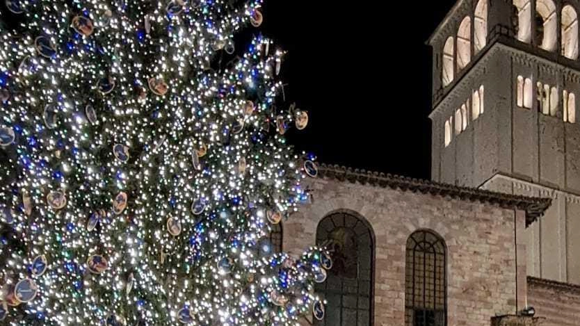 Assisi, cerimonia nella piazza Inferiore con illuminazione della Basilica. Ogni addobbo consentirà di portare aiuto alle famiglie più bisognose. Assisi, cerimonia nella piazza Inferiore con illuminazione della Basilica. Ogni addobbo consentirà di portare aiuto alle famiglie più bisognose.