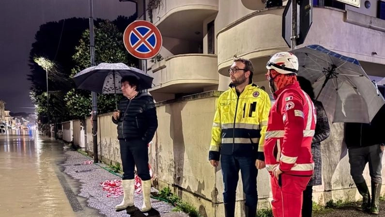 Il sindaco Alessio Mantellassi durante un sopralluogo per gli allagamenti