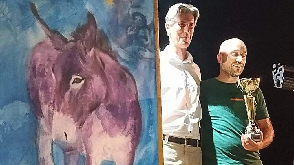 Il sindaco di Montepulciano Michele Angiolini con Roberto Catoni, detto ’Katunz’, vincitore del Palio dei somari per la sesta volta Il sindaco di Montepulciano Michele Angiolini con Roberto Catoni, detto ’Katunz’, vincitore del Palio dei somari per la sesta volta