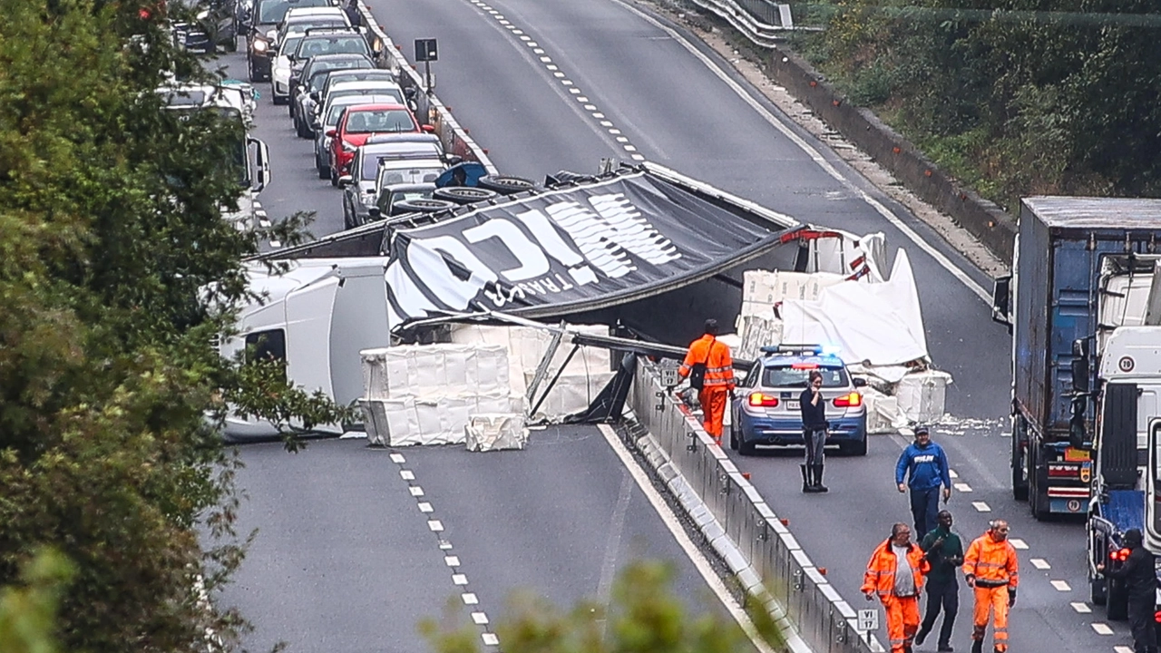 Il Tir che si è rovesciato sulla FiPiLi paralizzando completamente il traffico per ore Il Tir che si è rovesciato sulla FiPiLi paralizzando completamente il traffico per ore