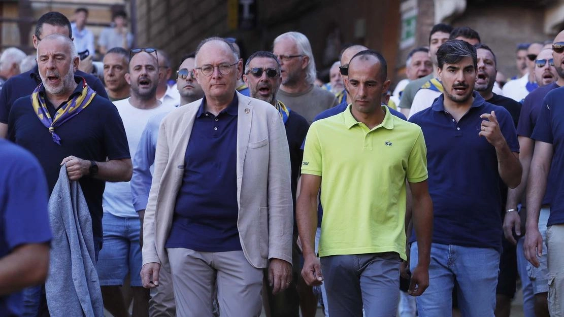 Il capitano della Tartuca Rugani entra in Piazza con Brigante Il capitano della Tartuca Rugani entra in Piazza con Brigante
