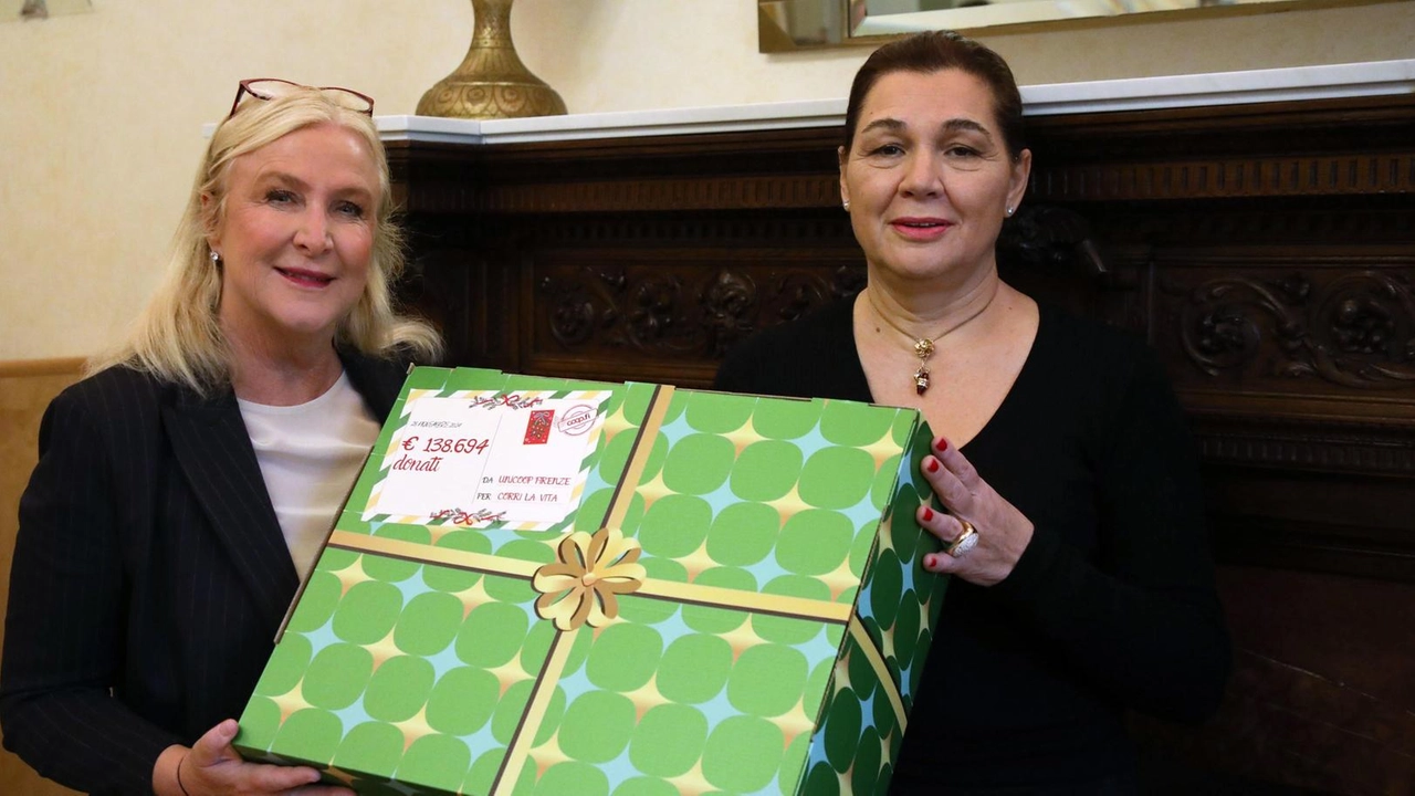 Daniela Mori consegna il pacco simbolico alla presidente di Corri la Vita, Eleonora Frescobaldi Daniela Mori consegna il pacco simbolico alla presidente di Corri la Vita, Eleonora Frescobaldi