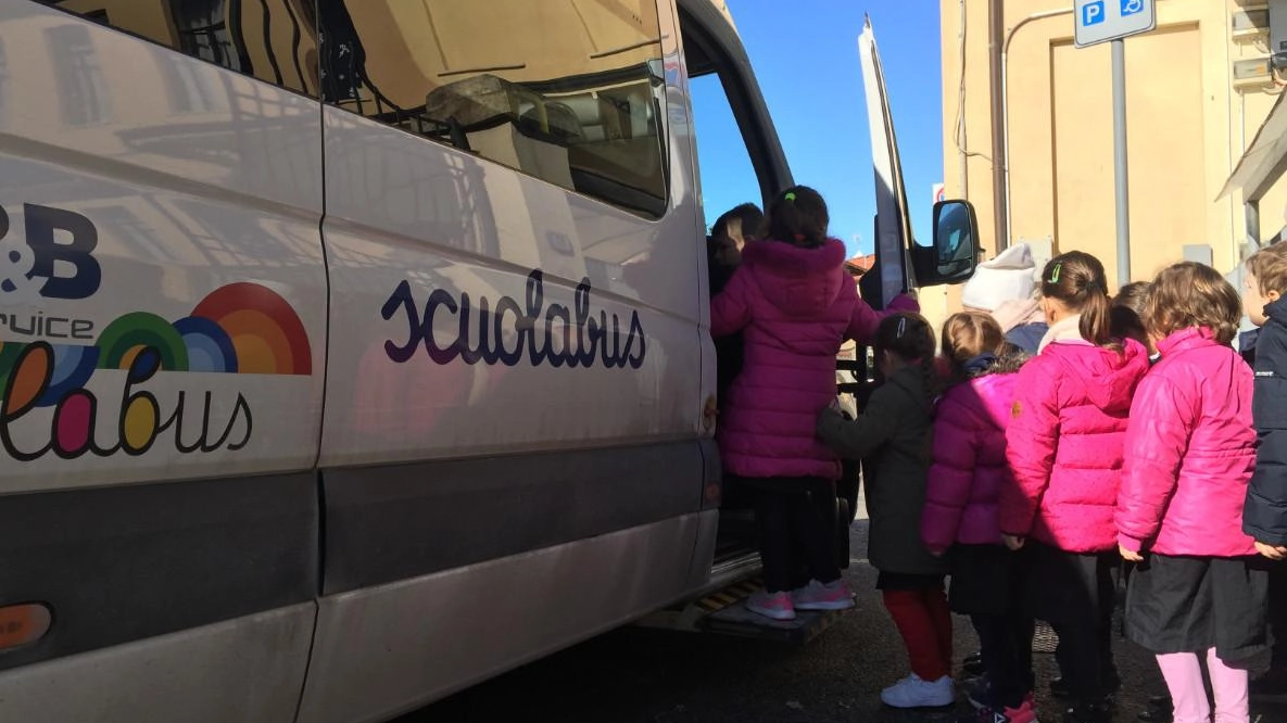 L’ufficio scuola del Comune si sta adoperando in questi giorni per una riorganizzazione del servizio scuolabus, così da garantire la regolarità del trasporto sino a Seravezza