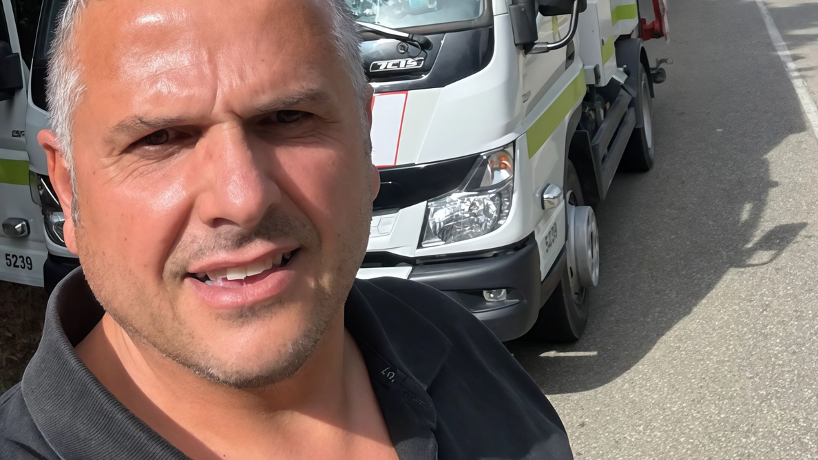 Il consigliere comunale Massimo Grassi elogia Alia per il rapido smaltimento dei rifiuti abbandonati a Scandicci, promuovendo la segnalazione attiva e la collaborazione per contrastare il fenomeno dell'inciviltà. Il consigliere comunale Massimo Grassi elogia Alia per il rapido smaltimento dei rifiuti abbandonati a Scandicci, promuovendo la segnalazione attiva e la collaborazione per contrastare il fenomeno dell'inciviltà.