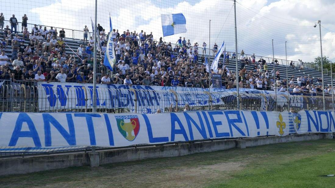 https://www.lanazione.it/image-service/view/acePublic/alias/contentid/ZDk2YjczZWItMTgwYi00/0/bagno-di-folla-allo-stadio-bandiere-cori-e-fumogeni-si-e-tornato-lentusiasmo.jpeg?f=16:9&w=1200&h=630