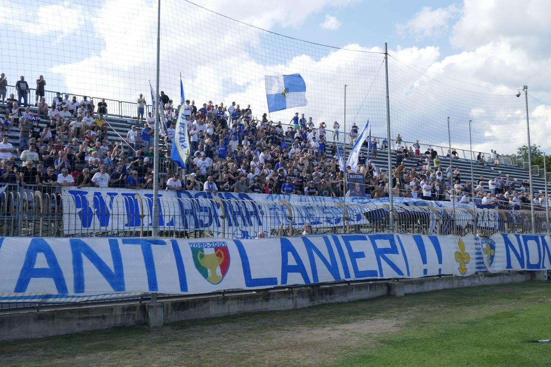 Bagno di folla allo stadio. Bandiere, cori e fumogeni: "Sì, è tornato l’entusiasmo"