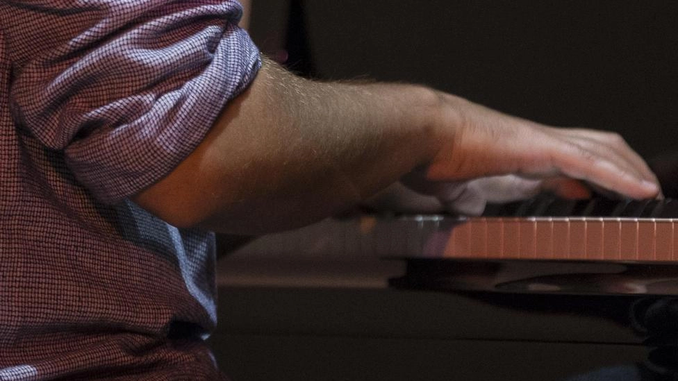 Il pianista Alessandro Lanzoni sostituisce Francesco Dillon stasera al Ridotto per la rassegna "November Jazz". Un concerto in solo che promette emozioni sonore uniche. Prossimo appuntamento il 26 novembre con "Vocal Group meets Greens". Il pianista Alessandro Lanzoni sostituisce Francesco Dillon stasera al Ridotto per la rassegna "November Jazz". Un concerto in solo che promette emozioni sonore uniche. Prossimo appuntamento il 26 novembre con "Vocal Group meets Greens".
