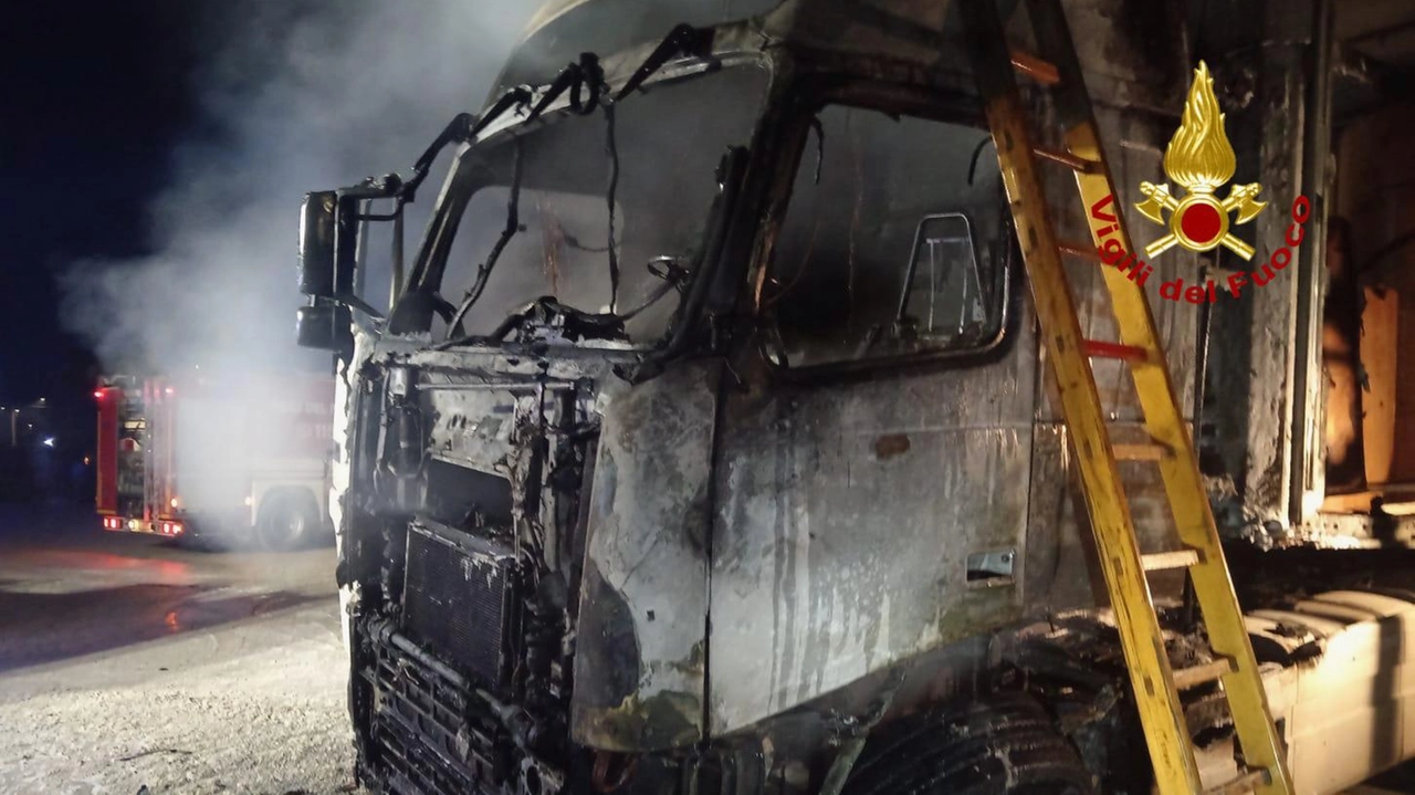 Il camion divorato dalle fiamme Il camion divorato dalle fiamme