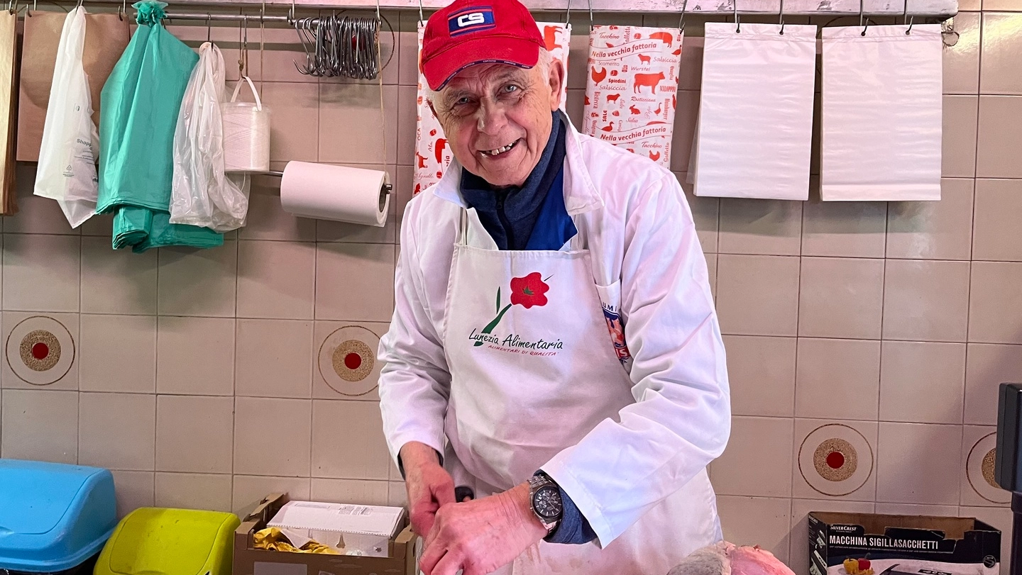 Il macellaio Roberto Bovenzi lascia la sua storica attività dopo 51 anni