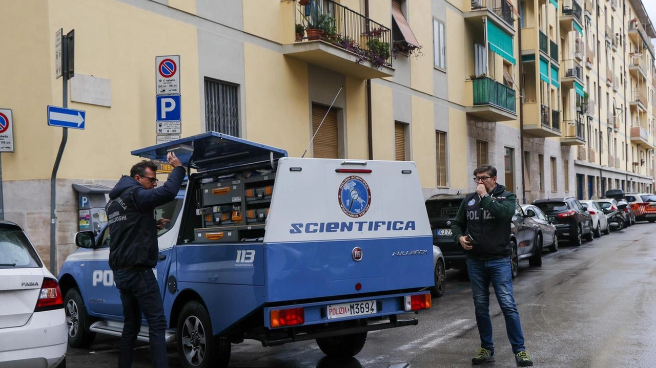 30 novembre 2023: la polizia scientifica in via De Pinedo, a Novoli. A trovare il corpo esanime di Kiomars Safaei fu un parente della vittima, allarmato dal suo mancato arrivo al lavoro quella mattina 30 novembre 2023: la polizia scientifica in via De Pinedo, a Novoli. A trovare il corpo esanime di Kiomars Safaei fu un parente della vittima, allarmato dal suo mancato arrivo al lavoro quella mattina