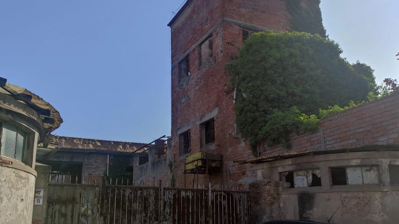 Come si presenta oggi l’ex distilleria Ilda nel centro di Tassignano. L’azienda è stata chiusa nel 2008. Ora il Comune è pronto a fare un’offerta per acquistarla Come si presenta oggi l’ex distilleria Ilda nel centro di Tassignano. L’azienda è stata chiusa nel 2008. Ora il Comune è pronto a fare un’offerta per acquistarla