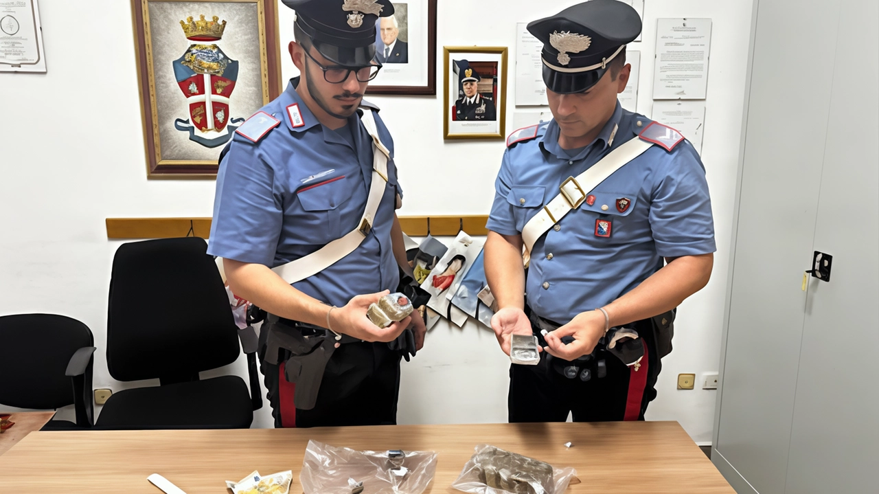 Ventenne stava cedendo due dosi di cocaina a un cliente e aveva scelto per lo scambio la zona dei centri commerciali di Montevarchi, attorno a via dell’Oleandro Ventenne stava cedendo due dosi di cocaina a un cliente e aveva scelto per lo scambio la zona dei centri commerciali di Montevarchi, attorno a via dell’Oleandro
