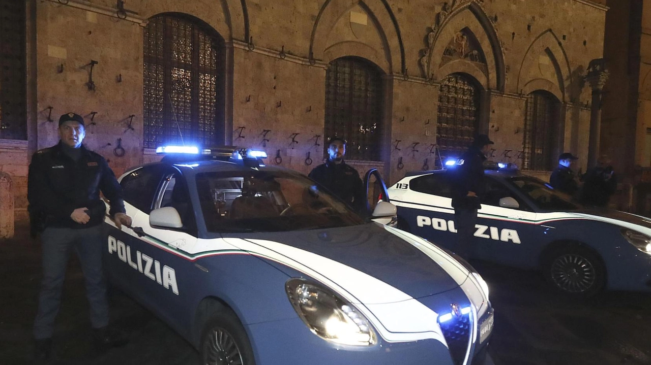 Le volanti della polizia alla fine avevano bloccato il giovane fuggitivo Le volanti della polizia alla fine avevano bloccato il giovane fuggitivo