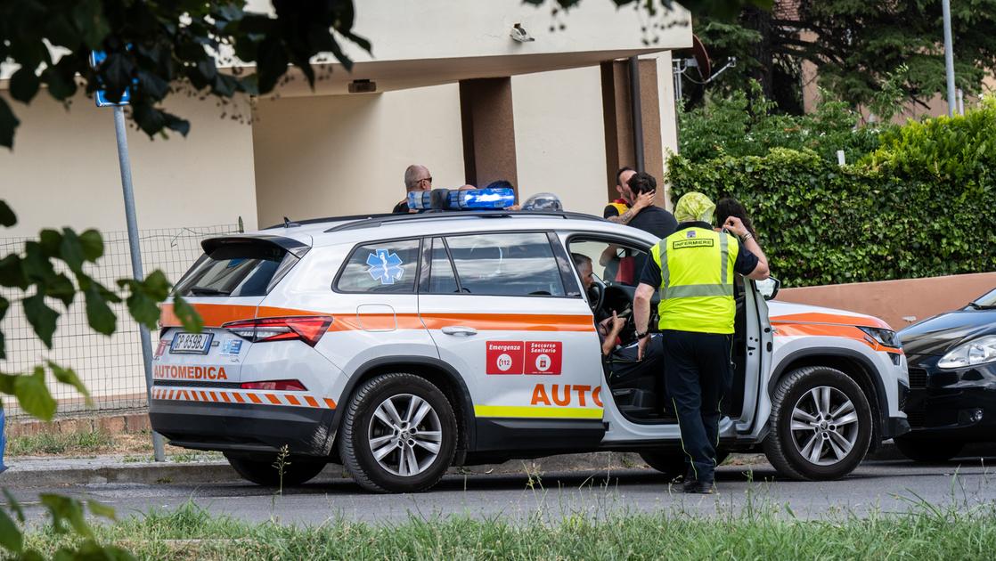 https://www.lanazione.it/image-service/view/acePublic/alias/contentid/ZDk5MmZhZTQtN2I0NS00/0/i-soccorritori-davanti-al-condominio-dove-e-avvenuta-la-tragedia-foto-elena-pardini-valtriani.jpeg?f=16:9&w=1200&h=630