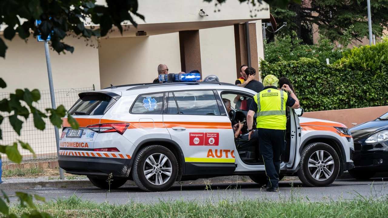 I soccorritori davanti al condominio dove è avvenuta la tragedia (Foto Elena Pardini/Valtriani) I soccorritori davanti al condominio dove è avvenuta la tragedia (Foto Elena Pardini/Valtriani)