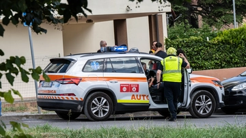 Gli spari, la telefonata al 112, la polizia. Omicidio-suicidio a Pisa, l’uomo era una guardia giurata
