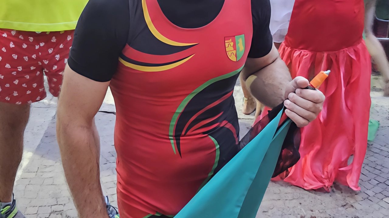 Gabriele Rosi vince l'ultimo Palio della sua carriera a Monte Argentario dopo 10 successi. Con il supporto della squadra, conquista la vittoria decisiva. Gabriele Rosi vince l'ultimo Palio della sua carriera a Monte Argentario dopo 10 successi. Con il supporto della squadra, conquista la vittoria decisiva.