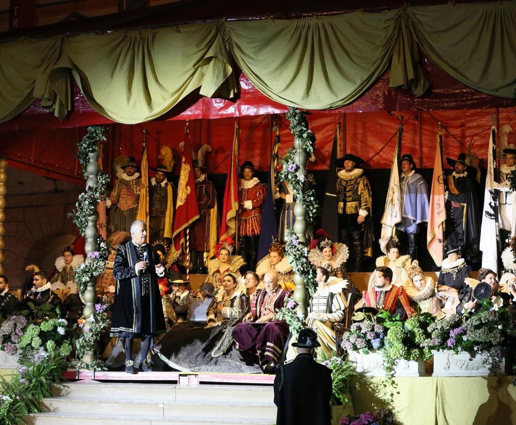 https://www.lanazione.it/image-service/view/acePublic/alias/contentid/ZDk5ZGMzZTctZWVhYy00/0/incanto-e-magia-del-corteo-storico-e-la-quintana-rivive-i-suoi-fasti.jpeg