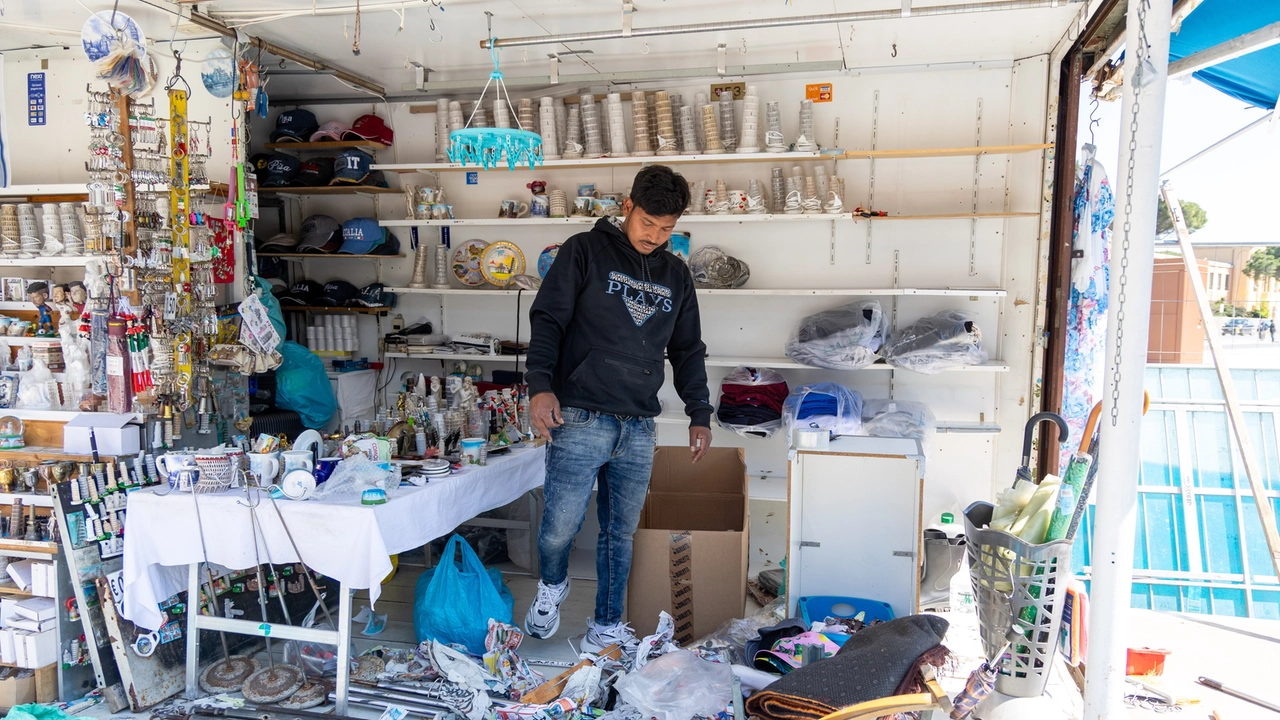 Alcuni momenti della rimozione, ieri mattina, delle vecchie bancarelle del mercato turistico in Largo Cocco Griffi (Fotoservizio Enrico Mattia Del Punta/Valtriani)