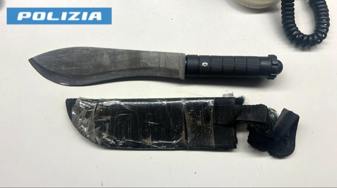 Lucca, rissa alle giostre: uomo armato di machete semina il panico Lucca, rissa alle giostre: uomo armato di machete semina il panico