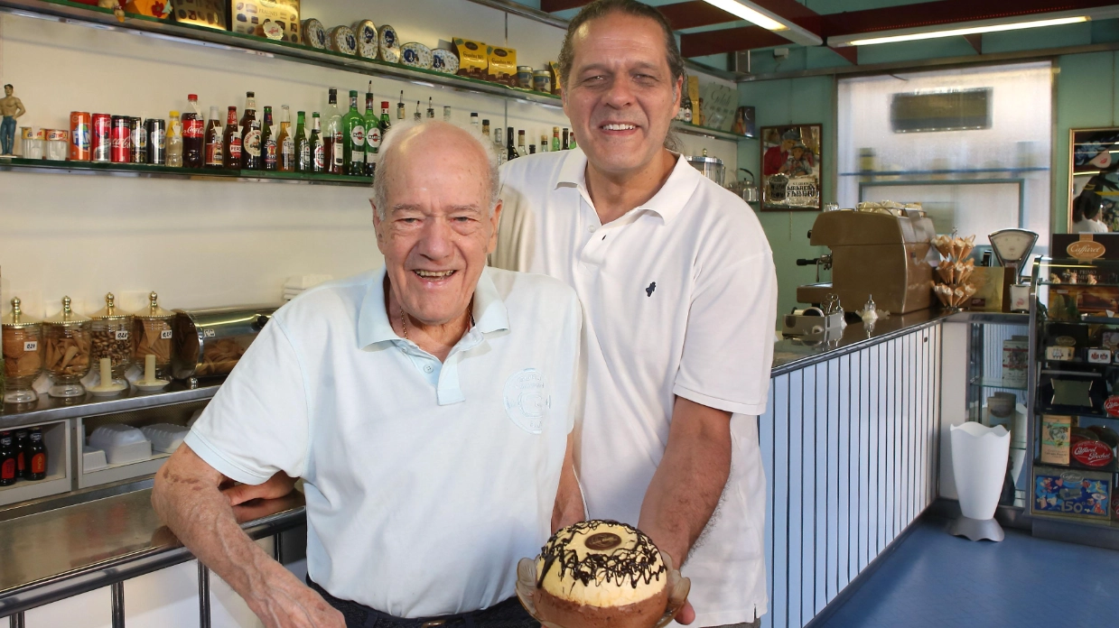 Carlo Piattoli, a sinistra, ritratto insieme al figlio Fabio nella storica gelateria (New Press Photo)