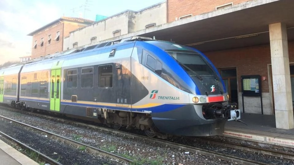 Fine settimana difficile per chi viaggia in treno con la sospensione di tutte le corse tra Empoli e Siena da stasera e fino a mezzogiorno di domani Fine settimana difficile per chi viaggia in treno con la sospensione di tutte le corse tra Empoli e Siena da stasera e fino a mezzogiorno di domani