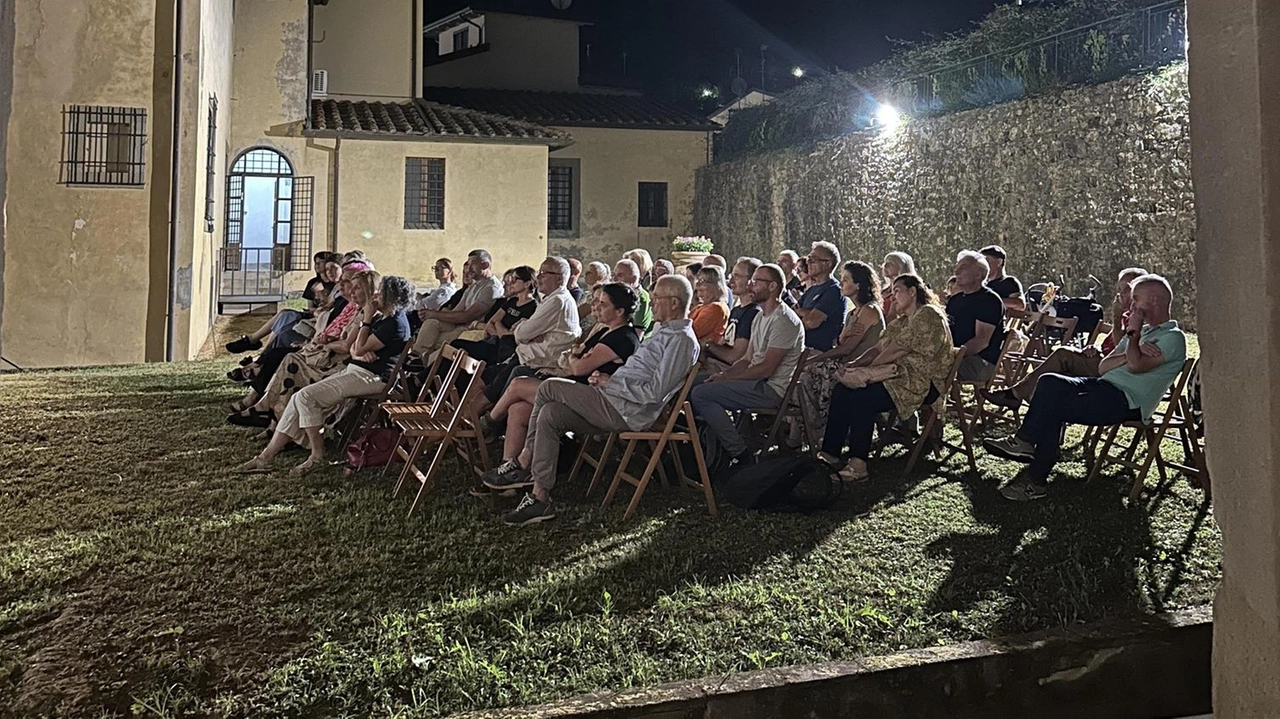 Il pubblico della passata edizione di «Apriti Chiostro». Domani sera si terrà un pic nic e poi «In rock revisited», concerto organizzato da Daniele Corsi Il pubblico della passata edizione di «Apriti Chiostro». Domani sera si terrà un pic nic e poi «In rock revisited», concerto organizzato da Daniele Corsi