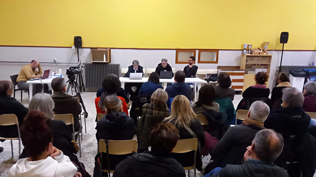 La sala e i relatori all’incontro pubblico organizzato lunedì sera dall’Assemblea permanente No Keu. Al centro del dibattito il piano annunciato dalla Regione La sala e i relatori all’incontro pubblico organizzato lunedì sera dall’Assemblea permanente No Keu. Al centro del dibattito il piano annunciato dalla Regione