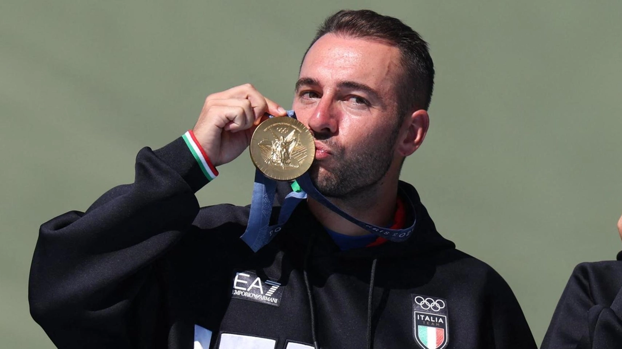 Il tiratore pontigiano si ’impone nella gara a coppie mista a Chatereaux. La commossa dedica con il dito al cielo: "Ogni successo è per mio padre". Il tiratore pontigiano si ’impone nella gara a coppie mista a Chatereaux. La commossa dedica con il dito al cielo: "Ogni successo è per mio padre".