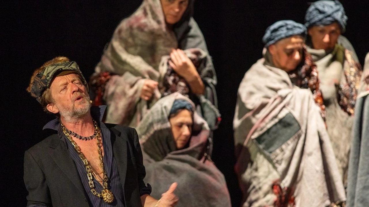 In scena le conseguenze feroci di tutte le guerre. Dodici donne per un’unica voce di denuncia. A dare corpo alla protagonista l’attrice Scommegna. Una rete di siti archeologici liguri . In scena le conseguenze feroci di tutte le guerre. Dodici donne per un’unica voce di denuncia. A dare corpo alla protagonista l’attrice Scommegna. Una rete di siti archeologici liguri .