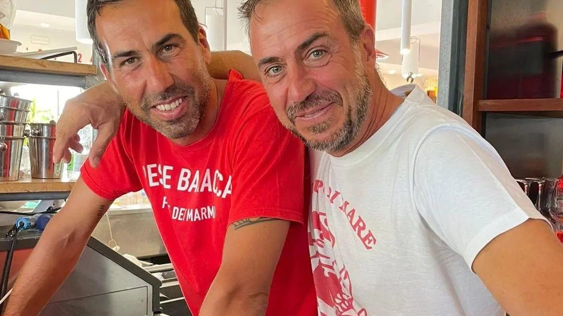 I fratelli Marco e David Vaiani al Pesce Baracca che dieci anni fa segnò la svolta nella proposta food rilanciando uno storico fondo al pontile I fratelli Marco e David Vaiani al Pesce Baracca che dieci anni fa segnò la svolta nella proposta food rilanciando uno storico fondo al pontile