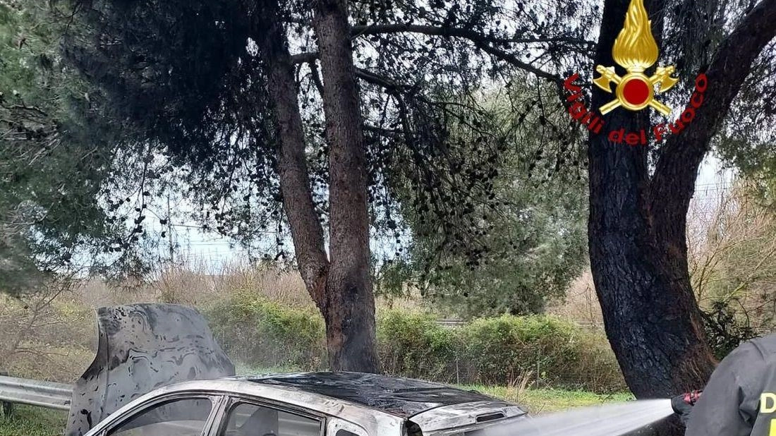 Poteva finire con una tragedia. E invece tutto si è risolto con un’auto completamente bruciata e tanta disperazione del proprietario... Poteva finire con una tragedia. E invece tutto si è risolto con un’auto completamente bruciata e tanta disperazione del proprietario...