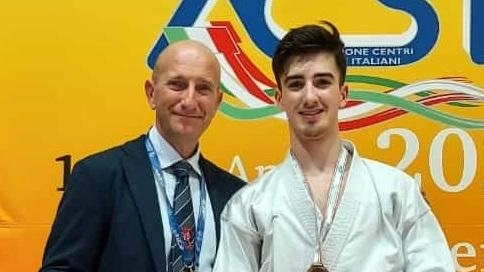 Il karateka Giacomo Serrao conquista il terzo posto al campionato nazionale Acsi a Cervia, confermandosi tra i migliori nel Kata. Accompagnato dal padre allenatore, si prepara ora per i campionati Libertas di Roma.