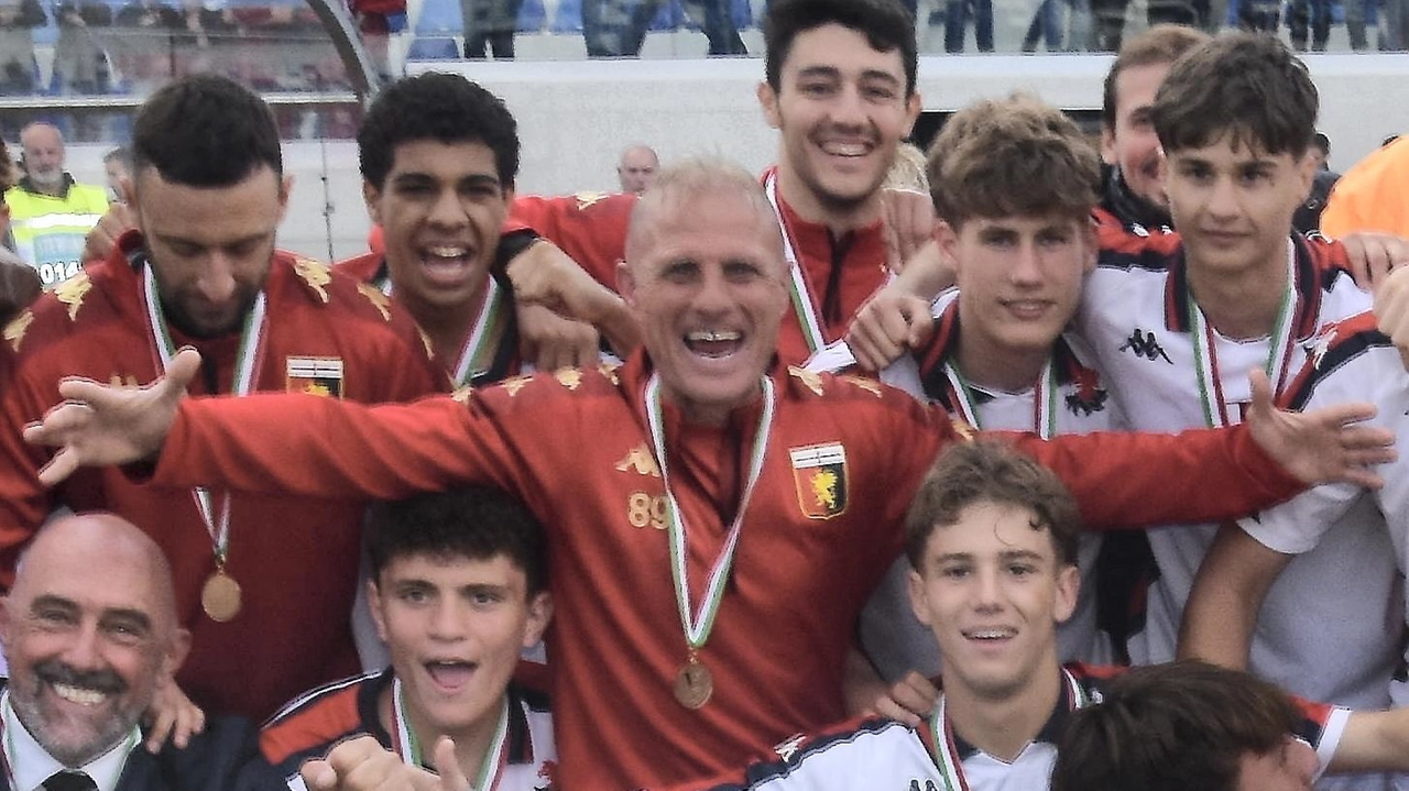 L’allenatore dell’Under 18 del Genoa, Gennaro Ruotolo, si è fatto tatuare il trofeo della Viareggio Cup vinto il 31 marzo L’allenatore dell’Under 18 del Genoa, Gennaro Ruotolo, si è fatto tatuare il trofeo della Viareggio Cup vinto il 31 marzo