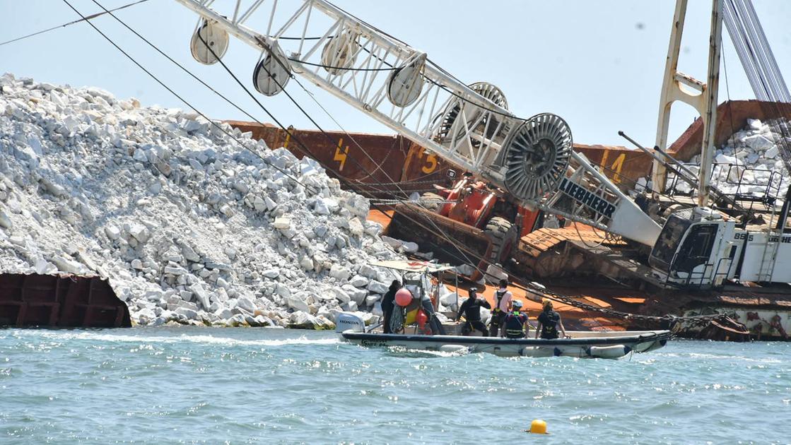 “La Guang Rong tornerà a galla”. Il carico trasferito su un’altra nave