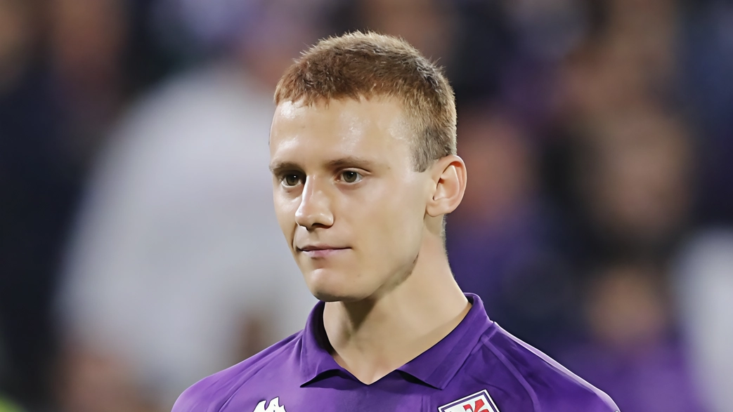 Il giovane difensore Pietro Comuzzo si sta affermando nella Fiorentina. Conferenza stampa anticipa il suo ruolo chiave e il potenziale futuro nel calcio italiano. Il giovane difensore Pietro Comuzzo si sta affermando nella Fiorentina. Conferenza stampa anticipa il suo ruolo chiave e il potenziale futuro nel calcio italiano.