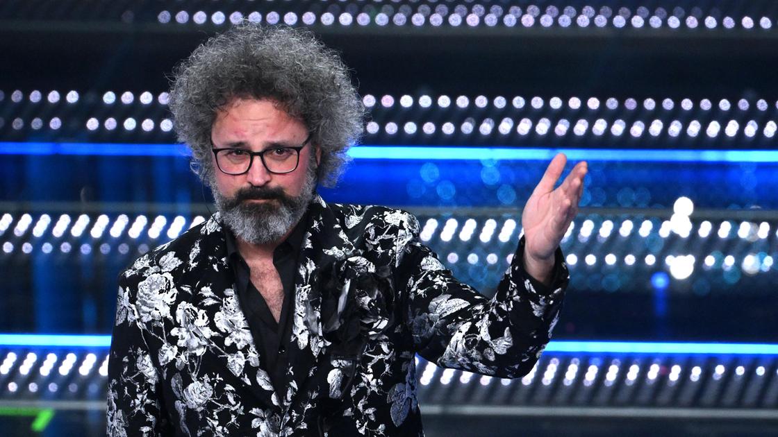 Simone Cristicchi, annullato un concerto: “Ho la paralisi di Bell, mi sto curando” Simone Cristicchi, annullato un concerto: “Ho la paralisi di Bell, mi sto curando”