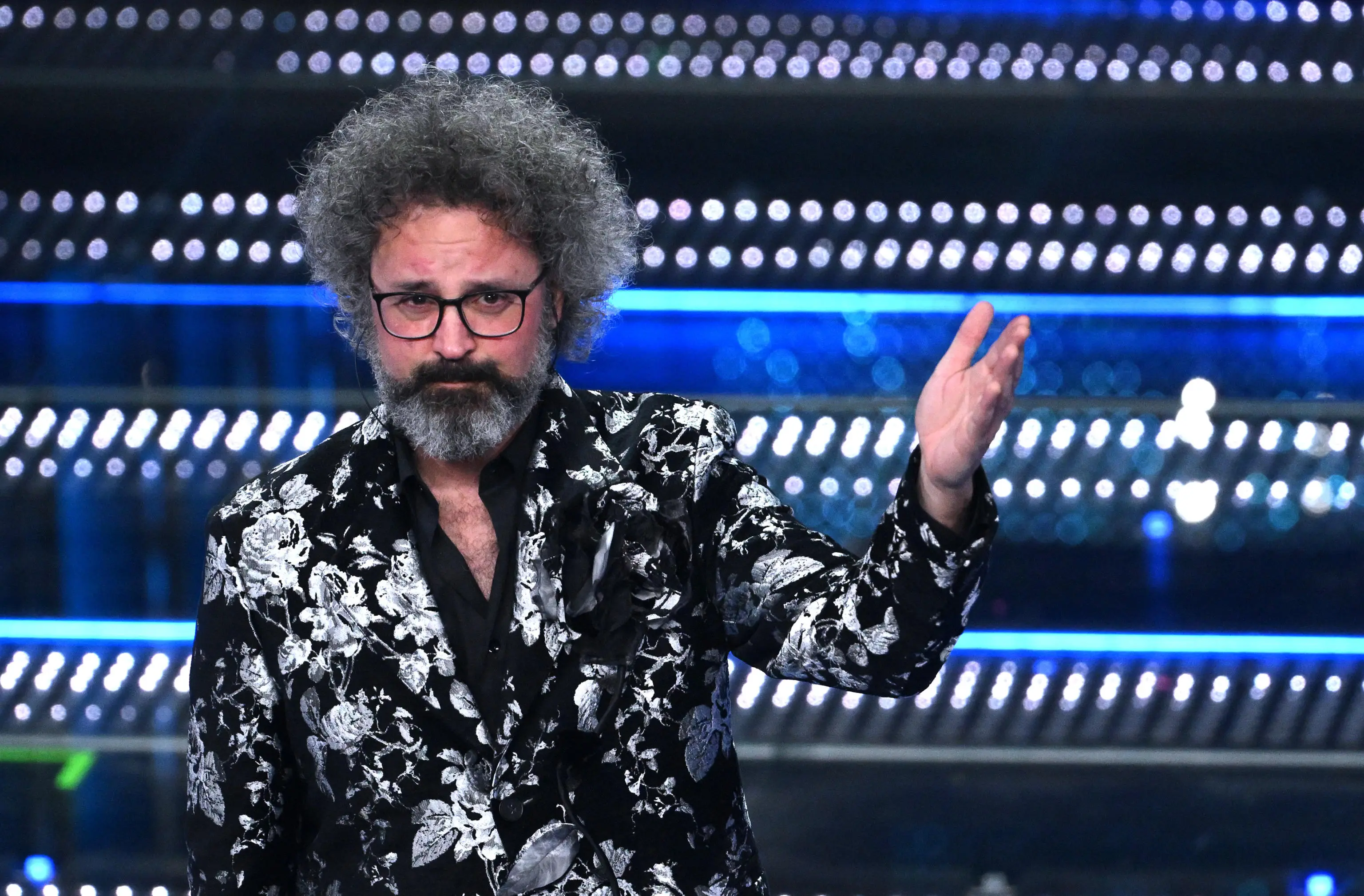 Simone Cristicchi, annullato un concerto: “Ho la paralisi di Bell, mi sto curando”