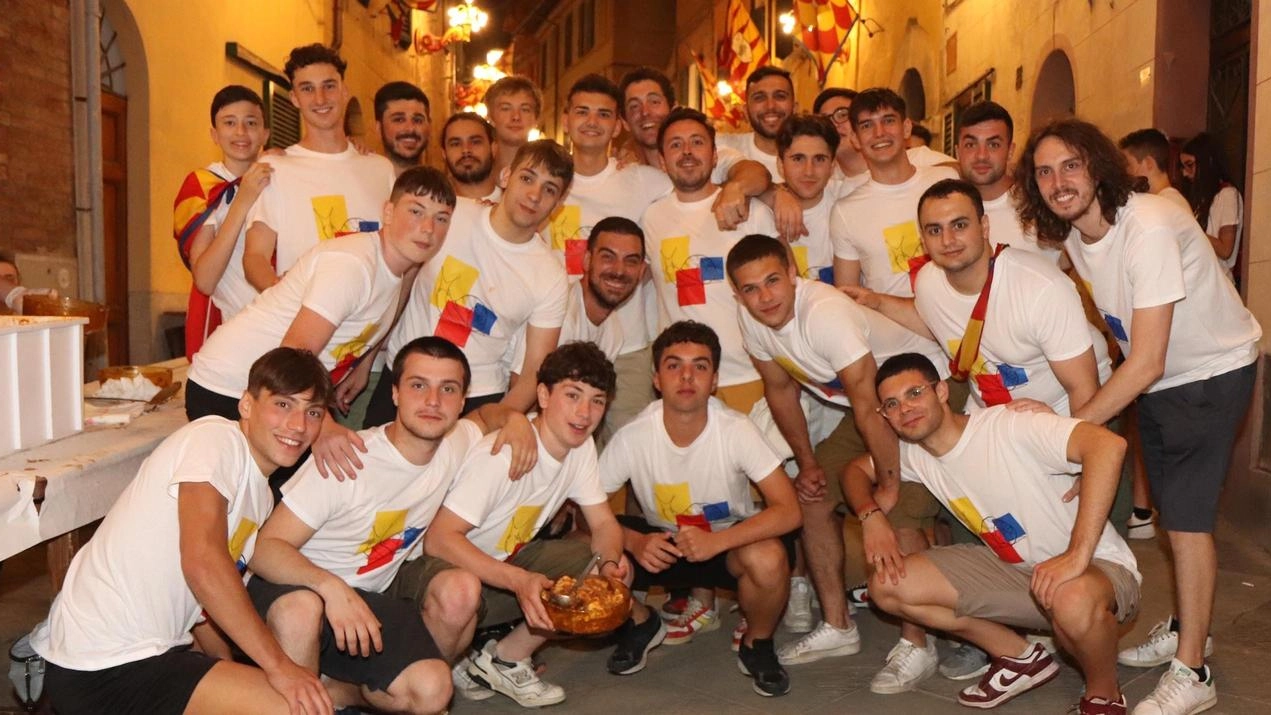 E’ stato eletto con il 91% dei voti per il terzo mandato da onorando "I contradaioli nel rione devono sentirsi in famiglia". A breve nuovo archivio. E’ stato eletto con il 91% dei voti per il terzo mandato da onorando "I contradaioli nel rione devono sentirsi in famiglia". A breve nuovo archivio.