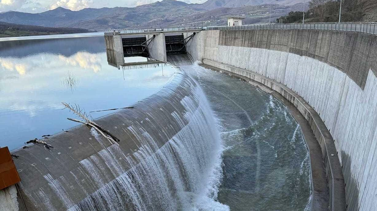 La diga di Montedoglio sul fiume Tevere ha raggiunto il livello massimo
