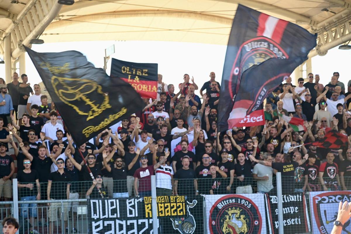 https://www.lanazione.it/image-service/view/acePublic/alias/contentid/ZDljOGE5MDEtMDMyYy00/0/batte-il-cuore-rossonero-oltre-700-abbonamenti.jpeg?f=1.90:1&w=1200