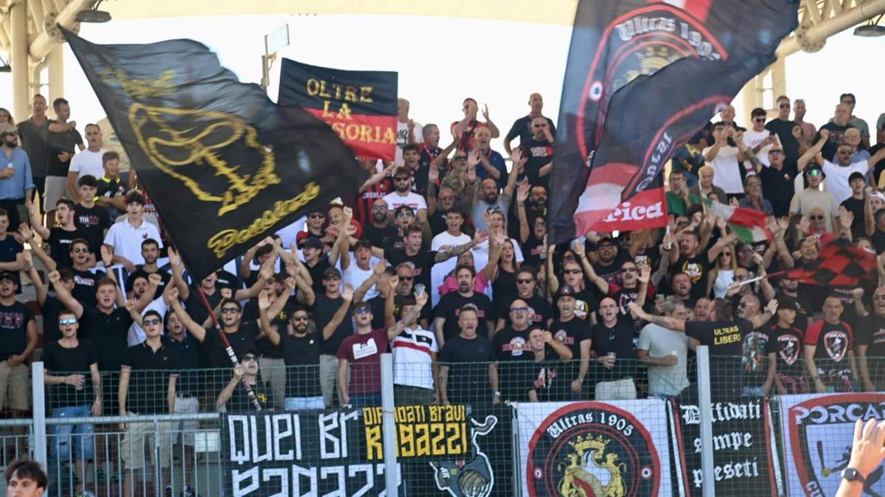 Tifosi rossoneri in fermento per l’esordio in campionato della Pantera Tifosi rossoneri in fermento per l’esordio in campionato della Pantera