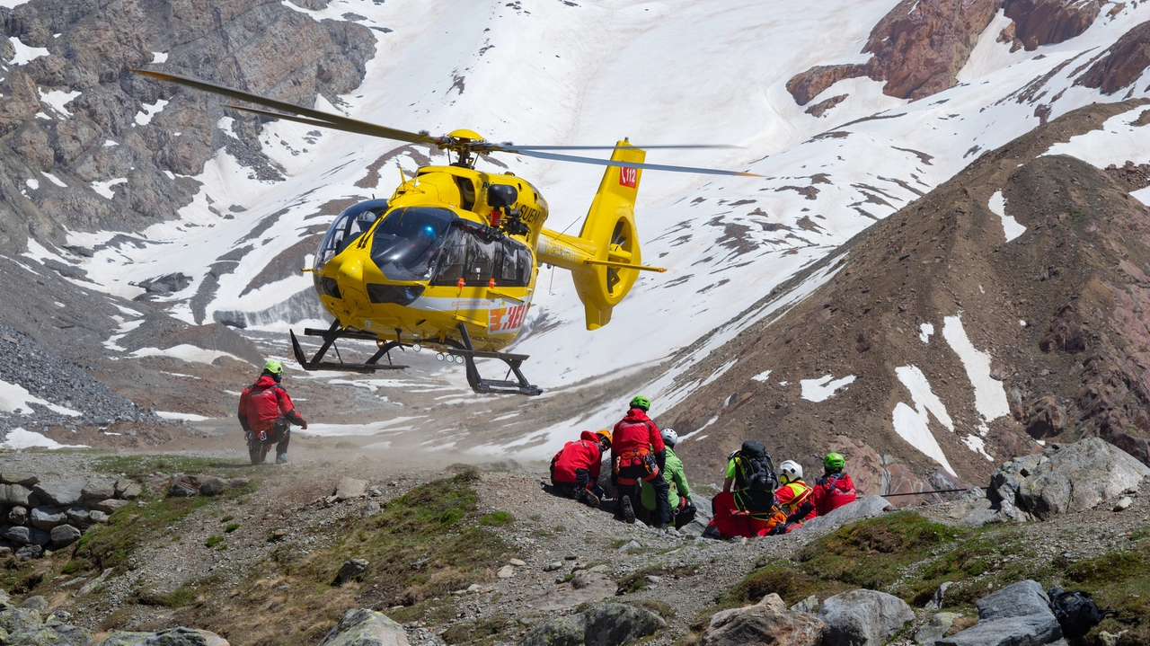 Un elicottero del Soccorso alpino impegnato in un'operazione di recupero Un elicottero del Soccorso alpino impegnato in un'operazione di recupero