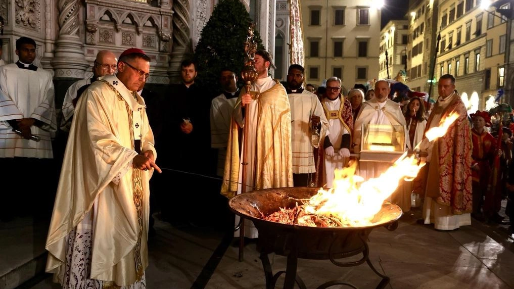 L’arcivescovo Gherardo Gambelli accende il ’fuoco nuovo’ sul sagrato del Duomo, all’inizio della Veglia di Pasqua