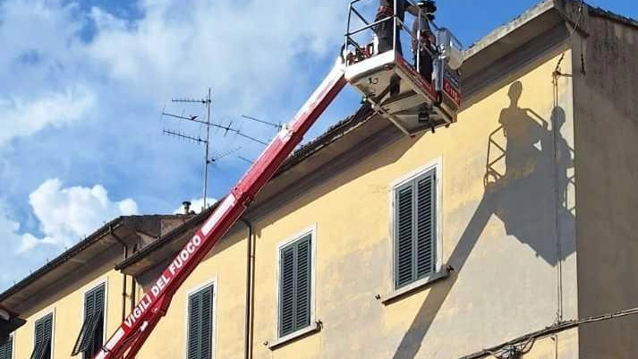 In 12 ore 28 interventi per la rimozione di rami, comignoli. e gronde Quattro le squadre dei Vigili del fuoco impegnate
