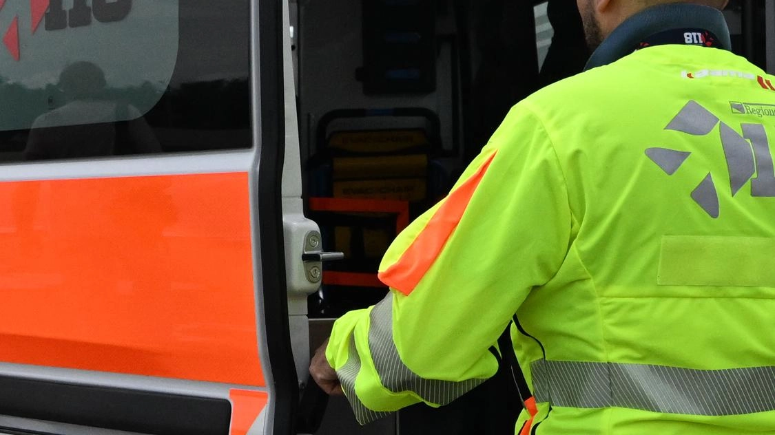 Due bande – almeno 7 persone coinvolte – si sono fronteggiate sotto una pioggia battente Due bande – almeno 7 persone coinvolte – si sono fronteggiate sotto una pioggia battente