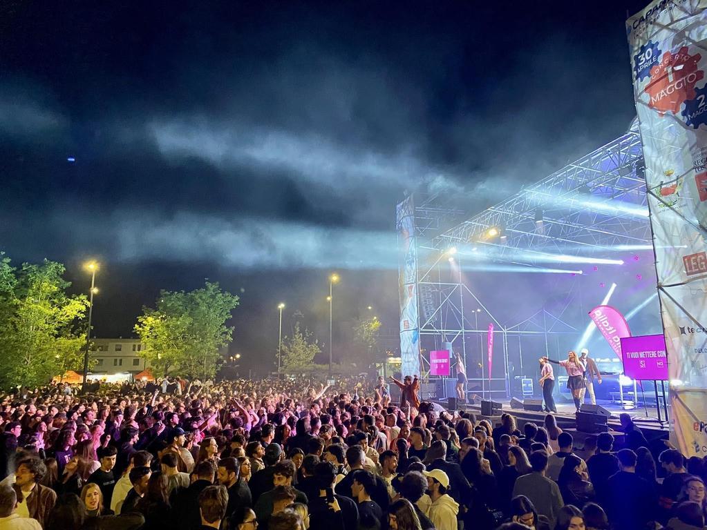 https://www.lanazione.it/image-service/view/acePublic/alias/contentid/ZDlkMTEzZTMtMzdhNi00/0/capannori-balla-con-la-discoteca-in-piazza-moro.jpeg?f=1.90:1&w=1200