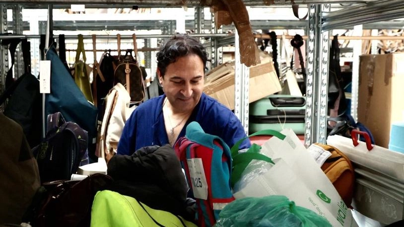 Il reportage in via Veracini tra chiavi, documenti, vestiti e un violino. "La maggior parte viene dimenticato nei mezzi pubblici" . Il reportage in via Veracini tra chiavi, documenti, vestiti e un violino. "La maggior parte viene dimenticato nei mezzi pubblici" .